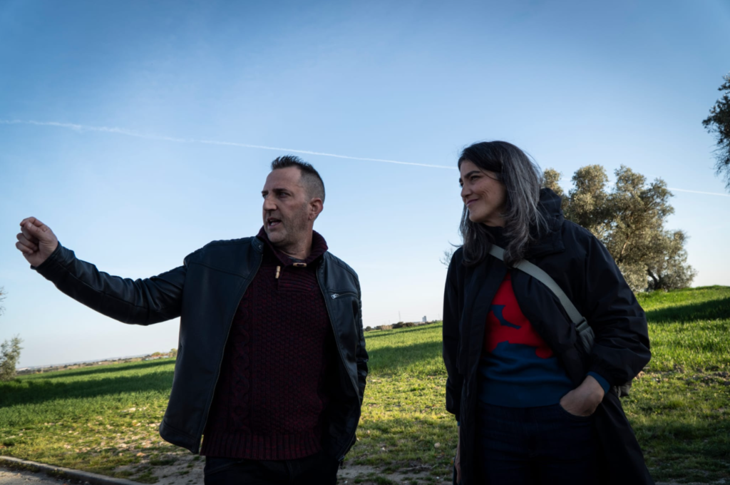 La portavoz de Más Madrid en la Asamblea, Manuela Bergerot, y el concejal de Más Madrid Sevilla la Nueva, Miguel Yeguas. Paloma Sánchez.