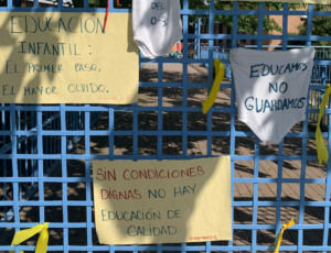 Reinvindicaciones de las educadoras infantiles en la puerta de la Escuela Infantil Juana Llandres, en Sevilla la Nueva